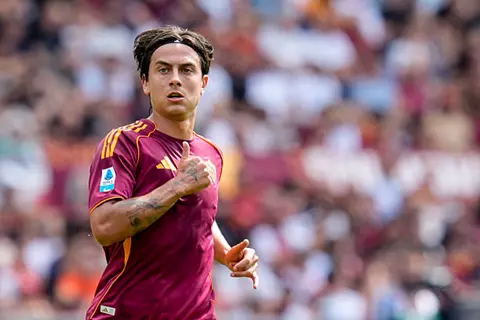 شهر على الأقل.. الكشف عن مدة غياب ديبالا بعد إصابته